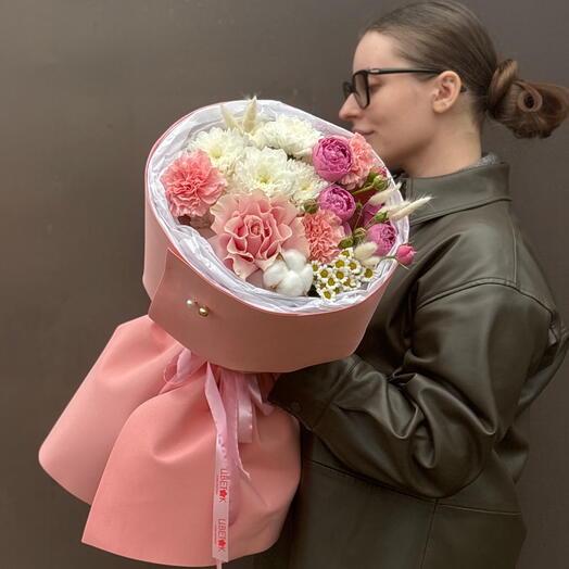 Букет микс в коралловой стильной упаковке