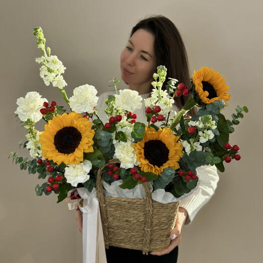 Лукошко с подсолнухами 🌻матиоллой , диантусами, эвкалиптом и Гиперикумом  «мое солнце»