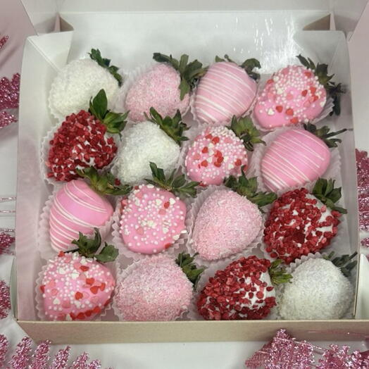 Клубника в розовом шоколаде 16 штук