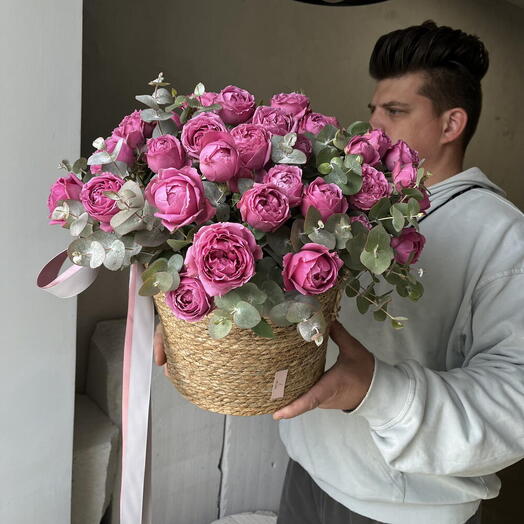 Лукошко с пионовидными розами Flower Lab