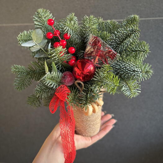 Новогодняя композиция с леденцом и сушками