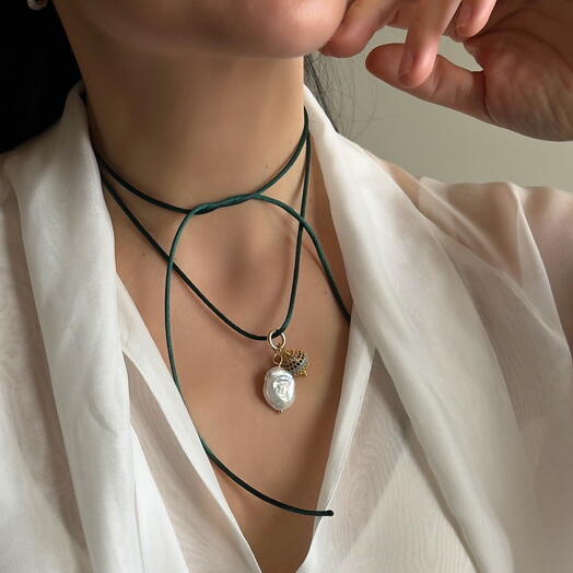 Подвеска на шнуре из жемчужины и яркой бусины