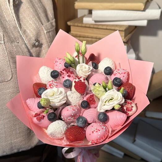 Букет «Настроение дарить» из клубники в шоколаде с эустомой