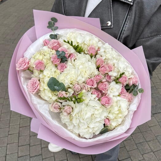 Сборный букетик из гортензии, кустовых роз, эвкалипта 🍀