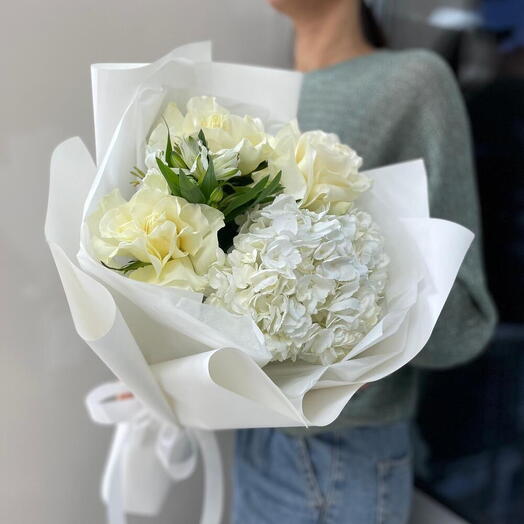 Букет нежность из гортензии и французских роз