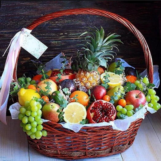 Большая корзина с фруктами