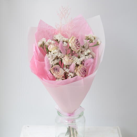 Нежный букет из сухоцветов с розой