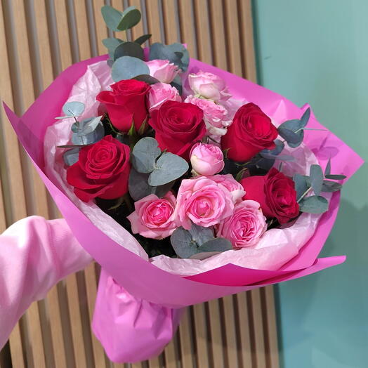 Розы красные, кустовые розы, эвкалипт