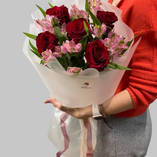 Букет из красных роз и альстромерии 🌹