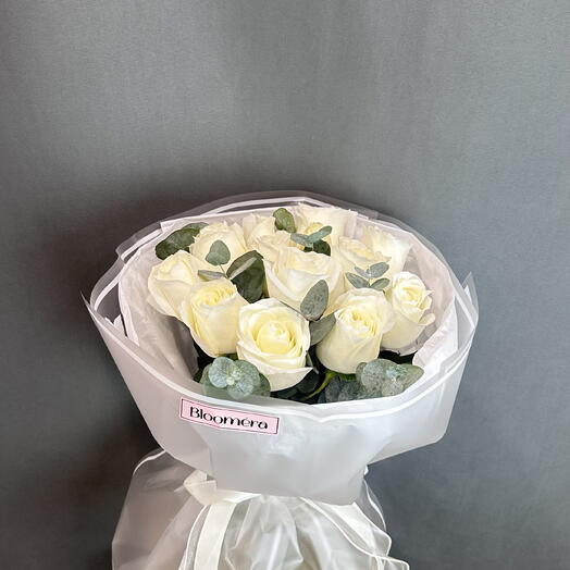 13 ақ раушаннан тұратын гүл шоғы