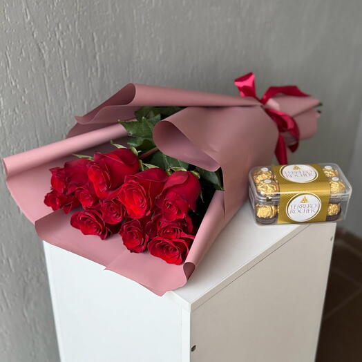 Красные розы Эквадор. Букет 11 роз + конфеты ferrero rocher R-078
