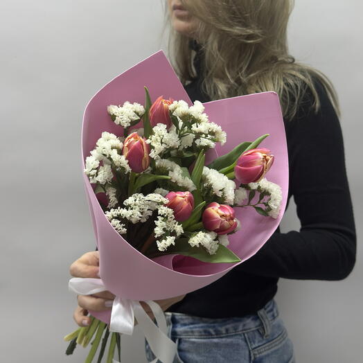 Авторский букет с пионовидными тюльпанами и белой статицей