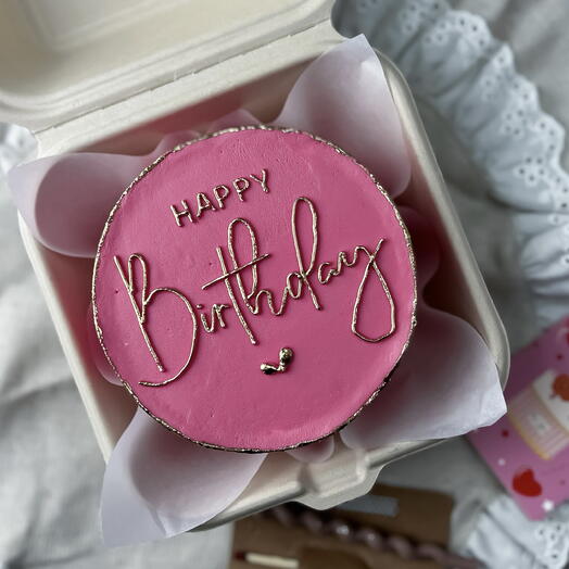 Бенто торт на день рождения розовый с золотой надписью «HAPPY BIRTHDAY»