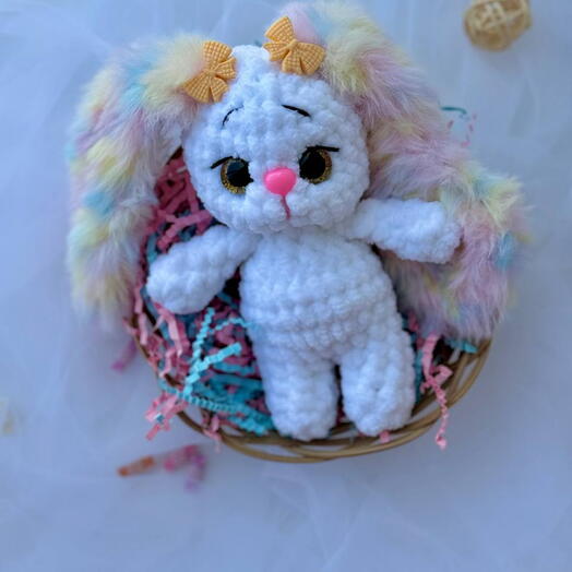 Плюшевый зайка ручной работы с нежными меховыми ушками из плюшевой пряжи. Идеальный уютный подарок для детей и взрослых