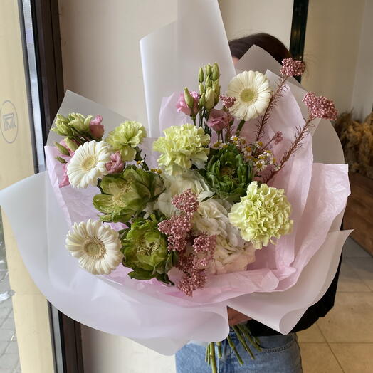 Свежая гортензия с нежными герберами и зелёной розой