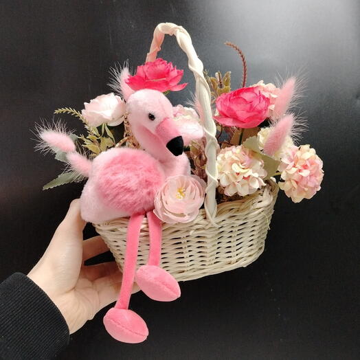 Корзина из искусственных цветов розовая с фламинго
