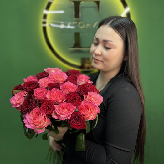 Букет микс из 25 красных и розовых роз