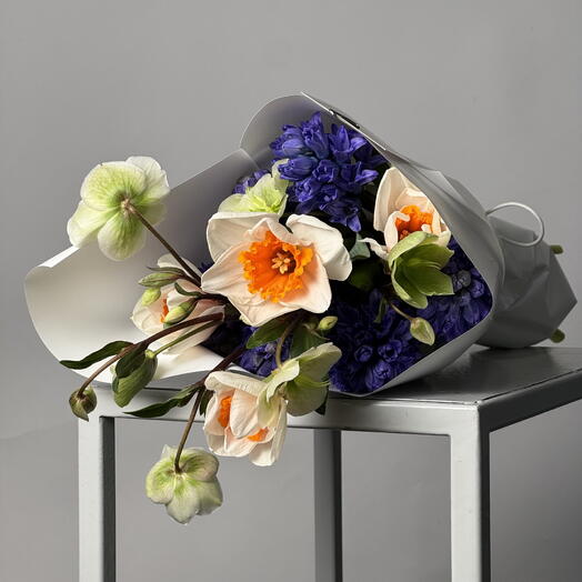 Весенний букет «Растим». Яркий гиацинт, нарцисс и хелеборус