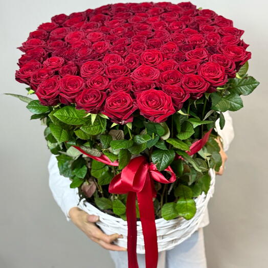 Корзина с красными розами