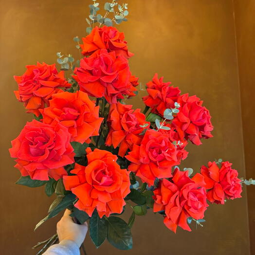 Алая французская роза монобукет 15 штук с эвкалиптом/ роза Нина