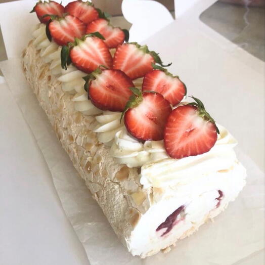 Меренговый рулет клубничный
