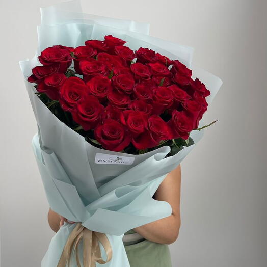 35 қызыл раушан безендірілген