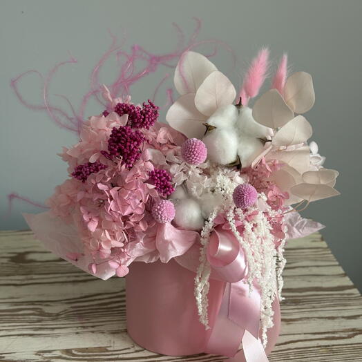 Композиция из стабилизированных цветов и сухоцветов