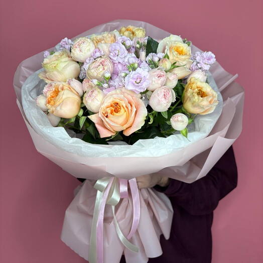 Букет из маттиолы, пионовидных роз, кустовых пионовидных роз