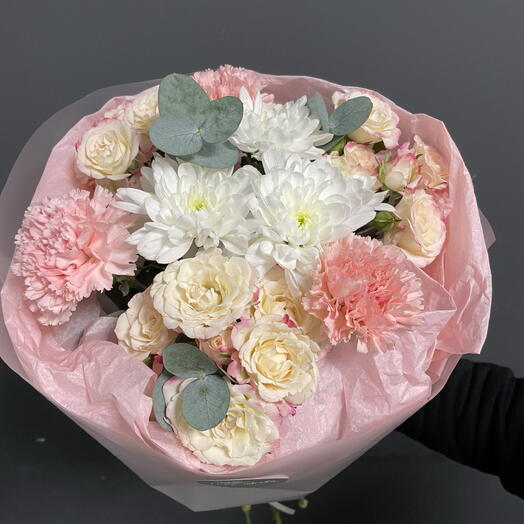 Букет круглый  «Малиновая пастила» с кустовыми розами, кустовой хризантемой и диантусами с ароматным эвкалиптом на 14 февраля