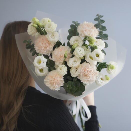 Букет из эустомы и диантусов