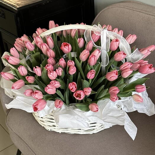 Корзина с тюльпанами розовая
