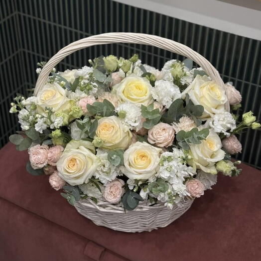 Корзина с цветами Розы и весна