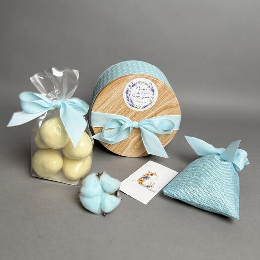 Женский подарочный набор  с клубникой в шоколаде и миндалем в шоколаде