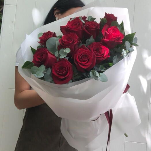 Single-variety bouquet of red roses