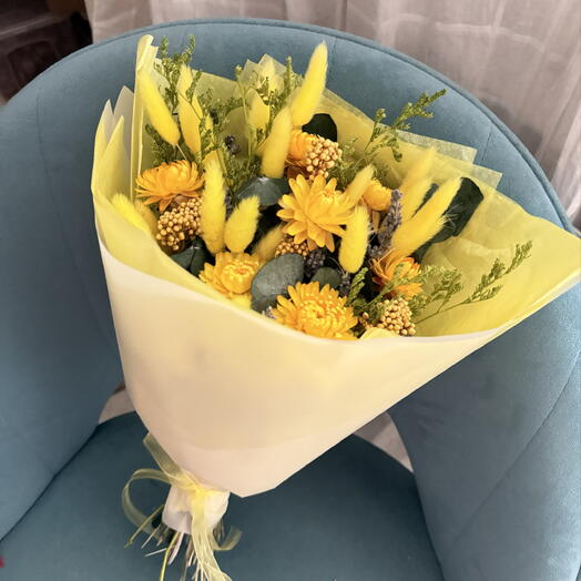 Букет из сухоцветов вместо мимозы желтый