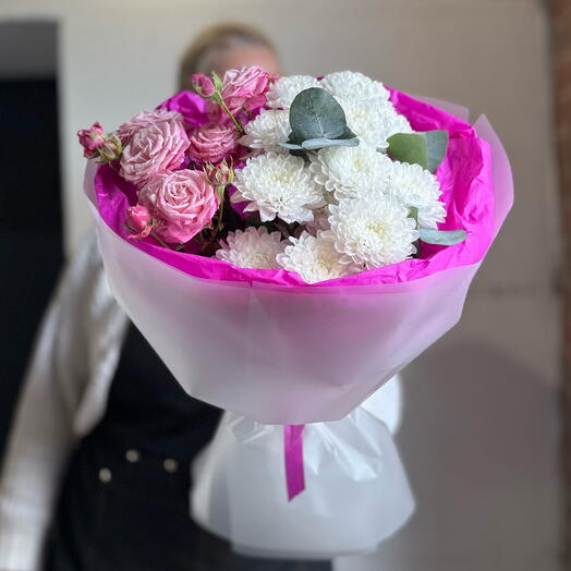 Букет с кустовой розой хризантемой и эвкалиптом