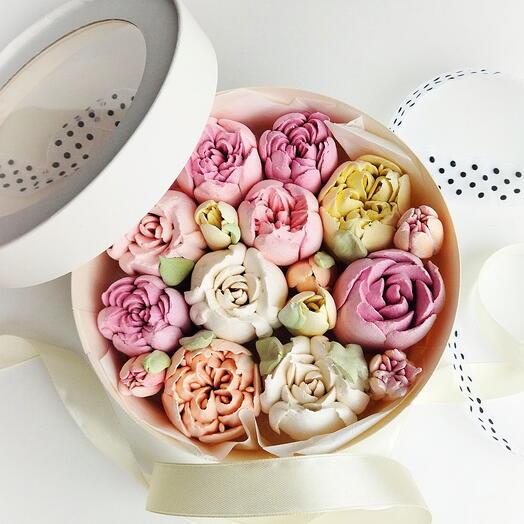 Нежнейшие зефирные цветы в шляпной коробочке с прозрачной крышкой.🌷Подарок учителям и воспитателям