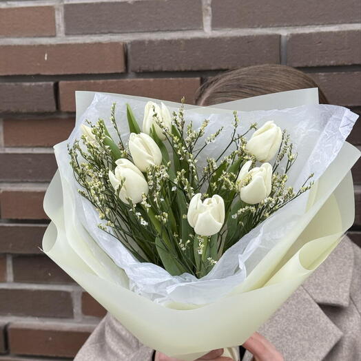 Белый вальс с тюльпанами на 8 марта