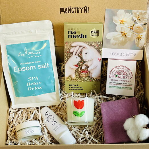 Подарочный бьюти-набор со свечой, косметикой и шоколадом «Нежность в подарок»