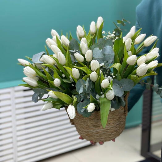 Плетенная корзина тюльпанов