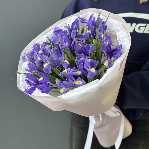 Букет ирисов в стильной упаковке 💜