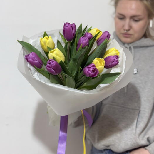 Букет желто-сиреневых тюльпанов 13 шт