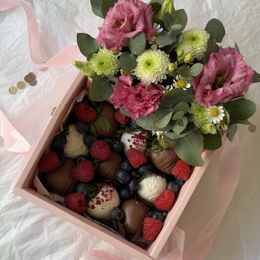 Цветы с клубникой в шоколаде 8 марта
