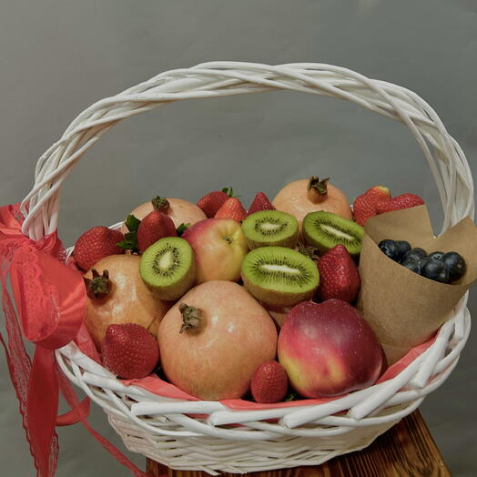 Корзина с фруктами (яблоки,гранат,клубника)