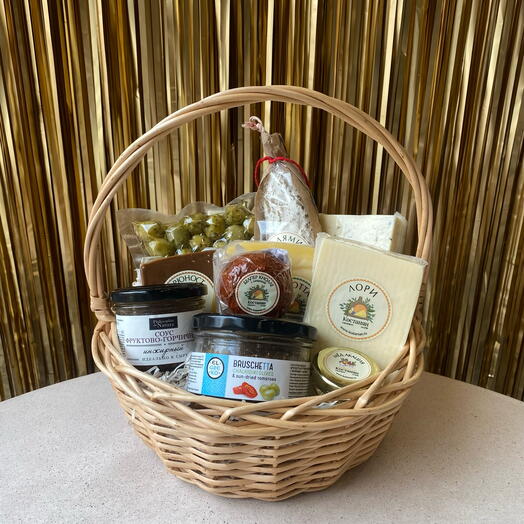 Продуктовая корзина M «Мечта сыромана» на юбилей, годовщину родителям, в подарок маме, папе, коллеге на день рождения