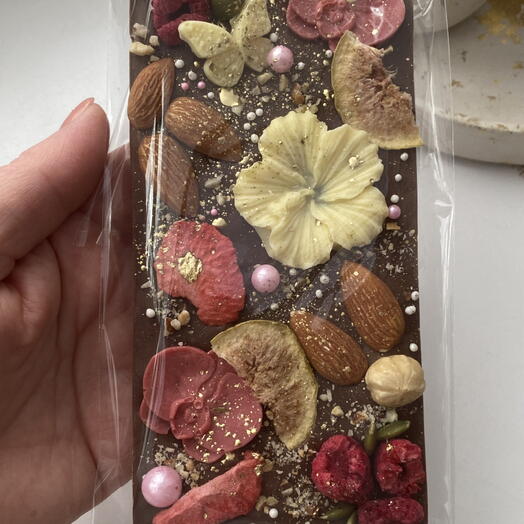 Шоколад молочный с декором