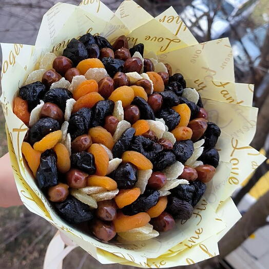 Букет с черносливом и сухофруктами
