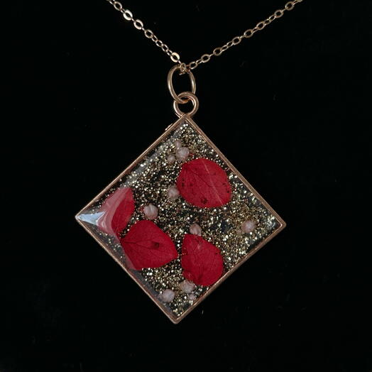 Кулон с лепестками гортензии