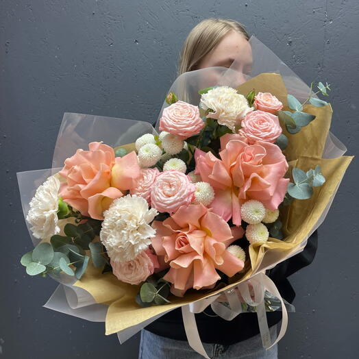 Весенний букет из французской розы, кустовой пион розы, диантусы, хризантема