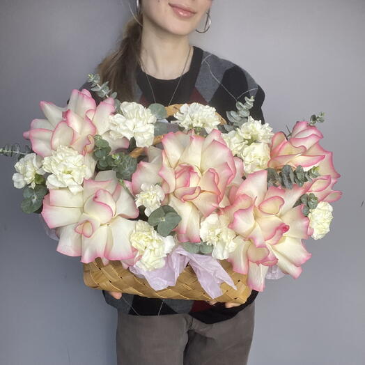 Корзина с французскими кенийскими розами, эвкалиптом и гвоздикой
